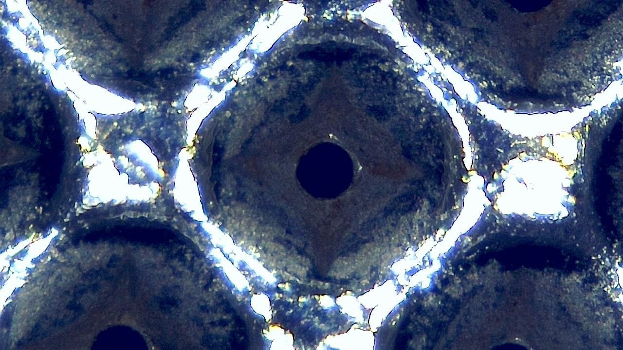 Qualitätskontrolle und Sichtprüfung Mikroskopisches Beispielbild 10